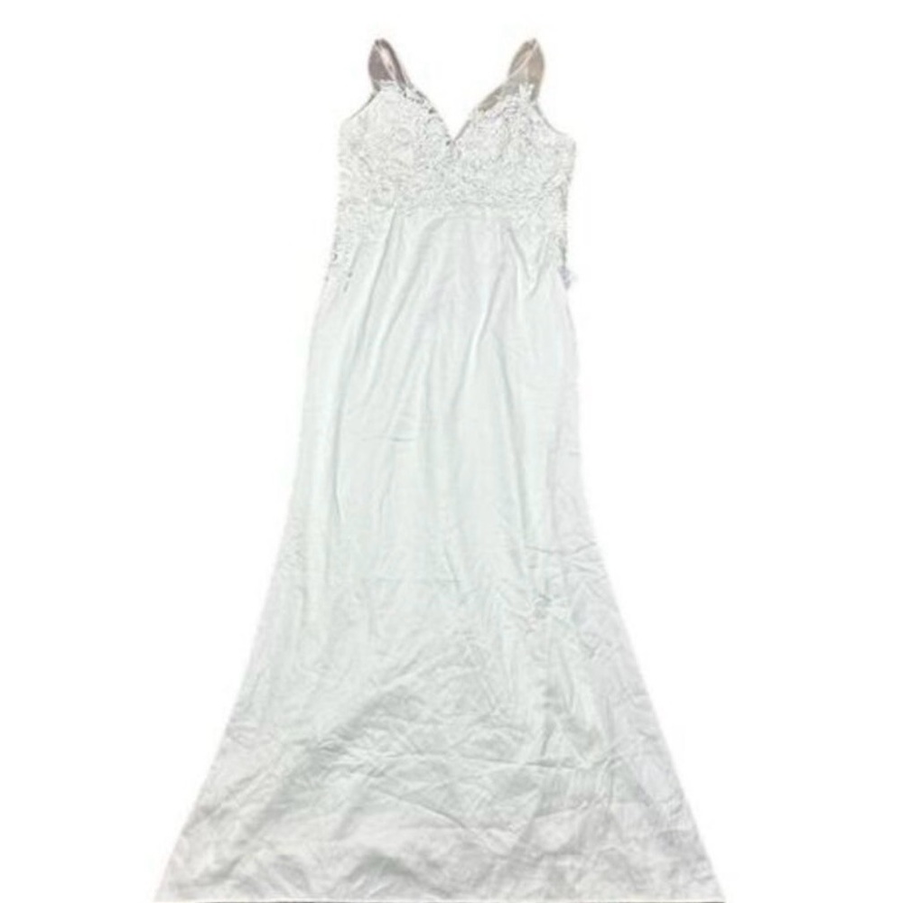 Elegant White Gown with Appliqué Detail - Picture 4 of 9